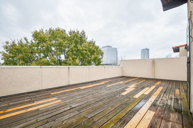 Building Photo - 710 Stanford St