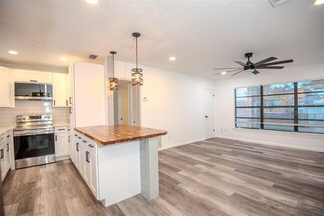 Building Photo - 6440 Greylynne St