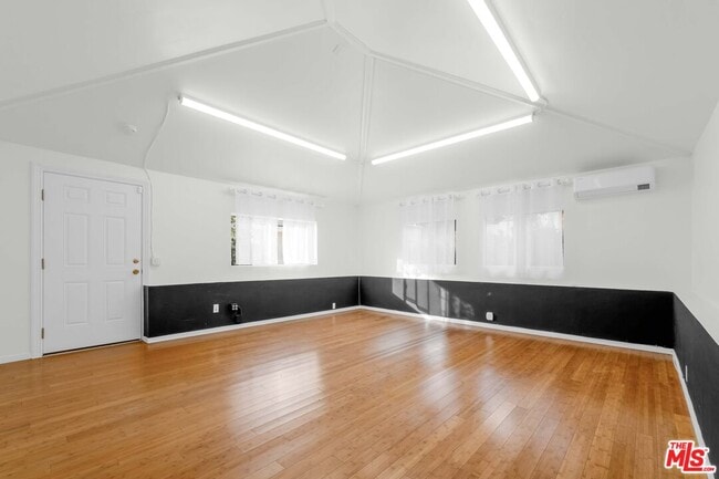 Building Photo - 2279 India St