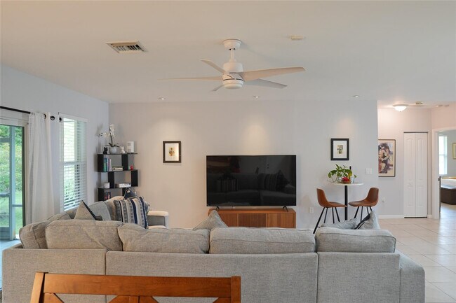 Building Photo - 821 SW 13th Ct