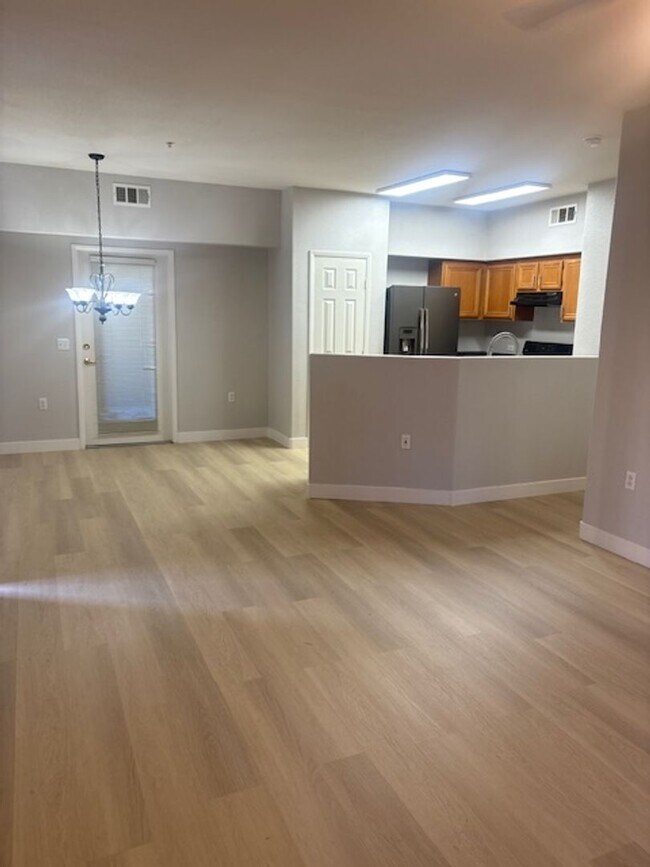 Building Photo - Downstairs unit with 3 bedroom and with two baths