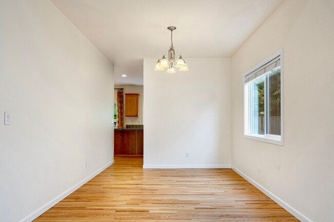 Building Photo - Timeless NW Craftsman in Sammamish | 4BR +...