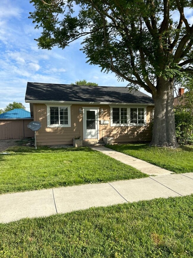 Building Photo - 2 bedroom 1 bath super cute cottage / Less than a mile from Northwest Nazarene, great location!