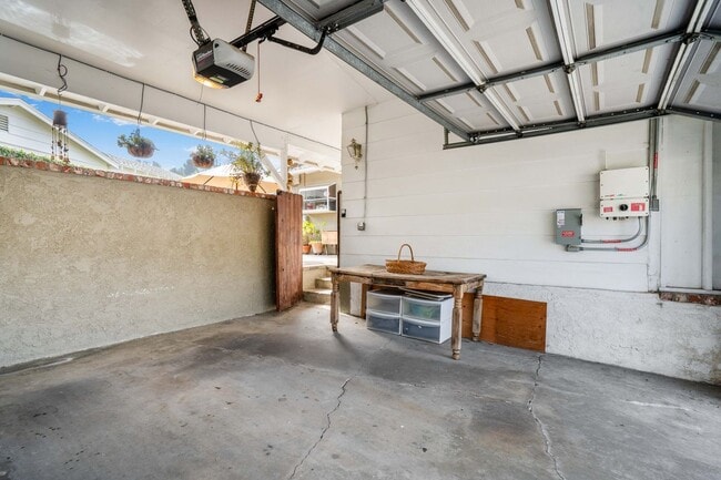 Building Photo - 4571 Canoga Dr