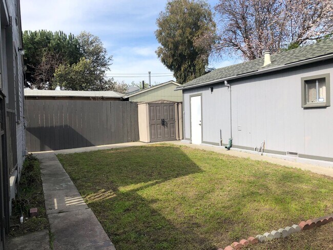 Building Photo - Lovely 3 Bed, 1 Bath, Home in Berkeley, with Hardwood Floors