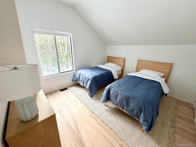 Building Photo - 33 Oakhill Ln