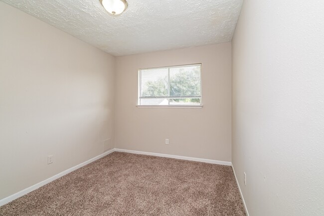 Building Photo - 16826 Rockstone