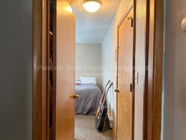 Building Photo - 606 5th St S