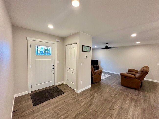 Building Photo - 748 Cahill Ln