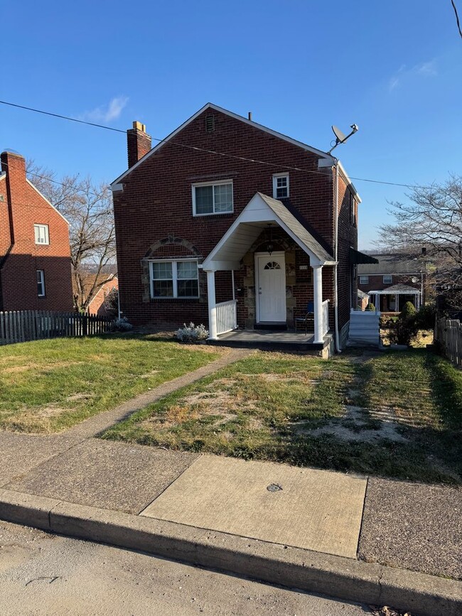 Primary Photo - Updated 3 Bed 1 Bath House on Quiet Street!!!