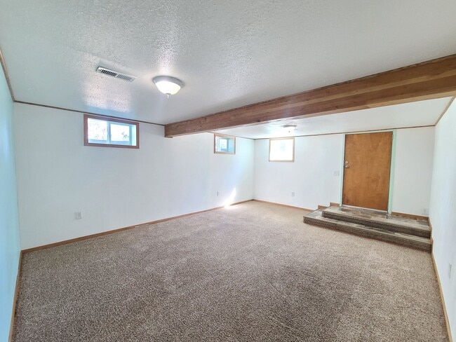 Building Photo - $2,200- 4 Bed / 2 Bath House on an Almost Acre Lot in Spokane Valley