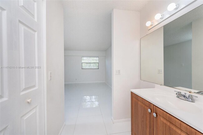 Building Photo - 1251 SW 125th Ave
