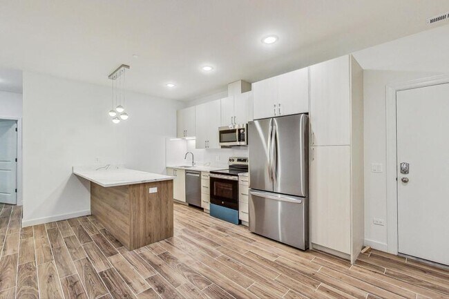 Building Photo - 3 bedroom in Chicago IL 60637