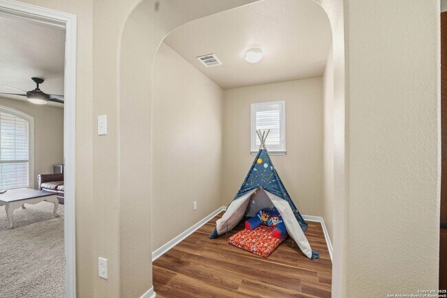 Building Photo - 711 Midway Crest