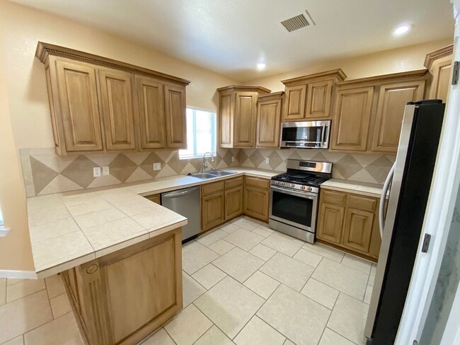 Building Photo - Northeast El Paso/Sandstone Ranch Estates 4 Bed 2.5 Bath Refrig A/C