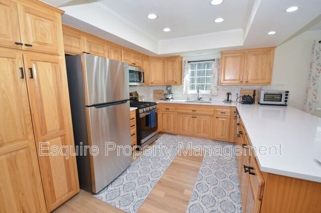 Building Photo - 279 Maple Rd