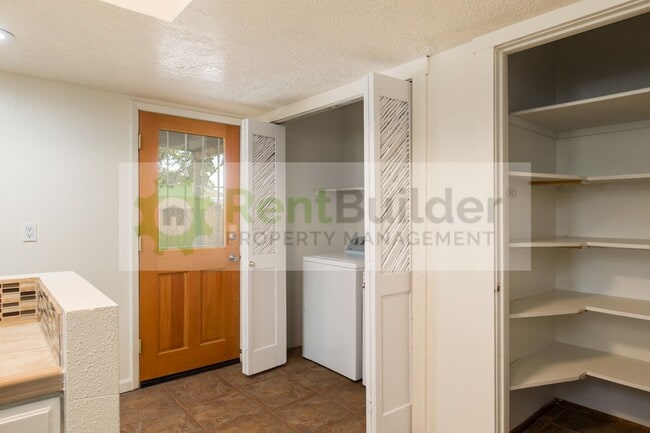 Building Photo - 10101 La Paz Dr