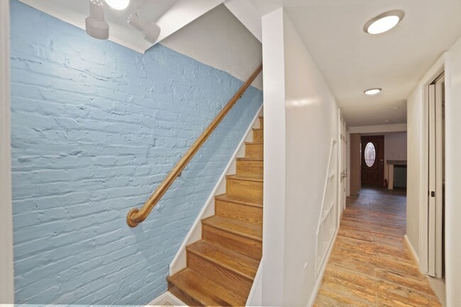 Building Photo - 1 Month Off! Available Now!  // 3bedroom 2.5 bathroom Condo// Trinidad//Private Parking Included