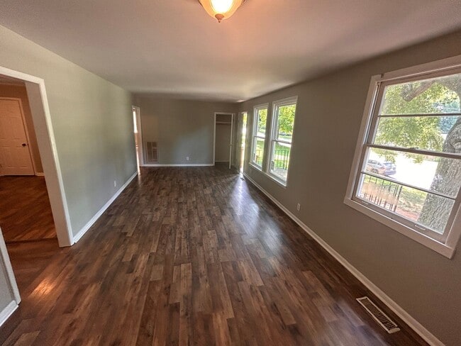 Building Photo - 4503 Lakeview Dr NW