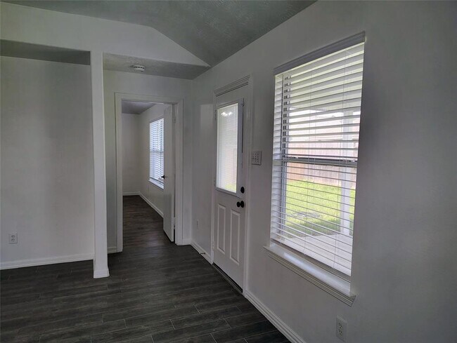 Building Photo - 21411 Forest Colony Dr