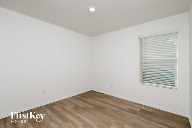 Building Photo - 10407 McClintock Dr