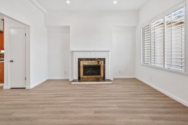 Building Photo - Move-In Ready Gem with Convenient Location