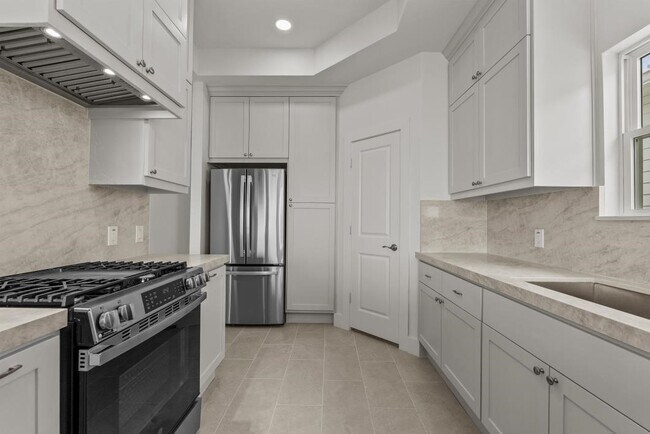 Building Photo - 512 2nd St