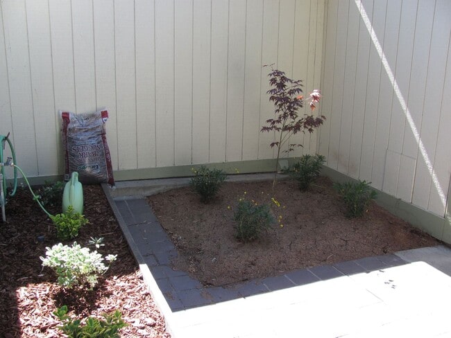 Building Photo - King Courts Condo! Backs to the Park! Bloc...