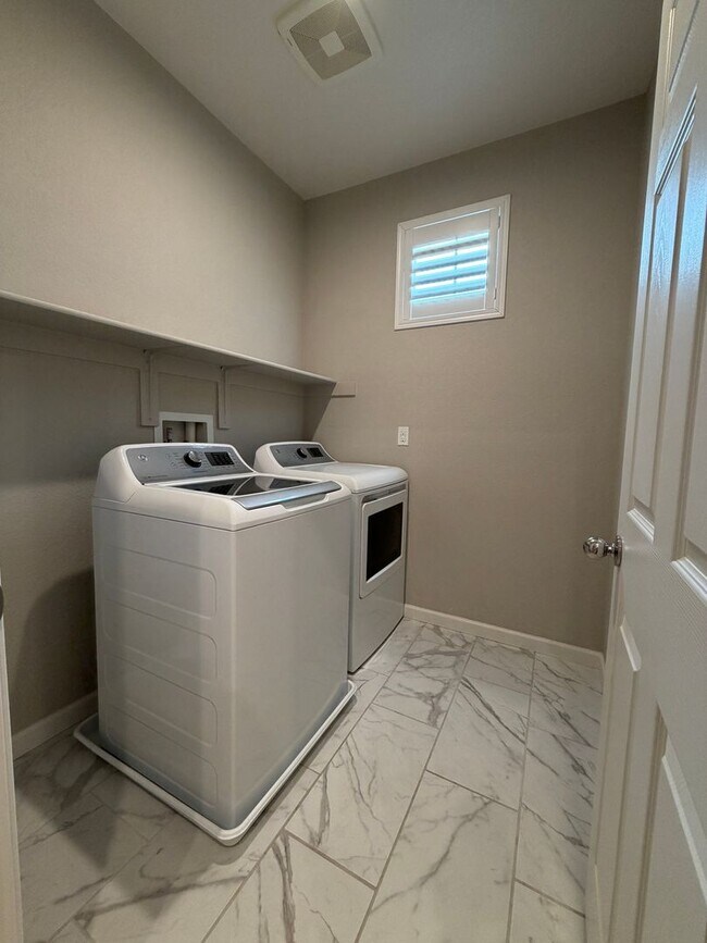 Building Photo - Welcome to 700 Apricot! Located in the heart of Vacaville.