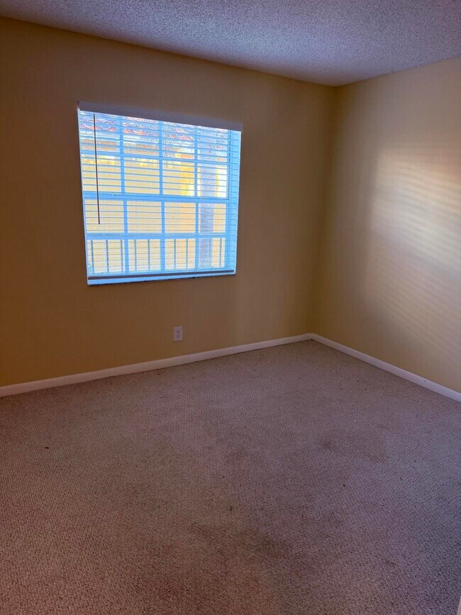 Building Photo - 1040 Lake Shore Dr