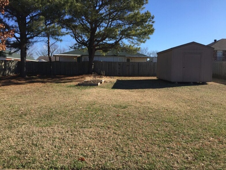 Building Photo - 1296 N Fieldstone Ave