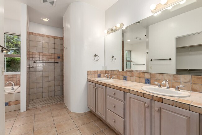 Catalina Foothills 4 bedroom 4 bath Home located in prestigious Canyon Ridge. 270-degree VIEWS! - 4667 N Rocky Crest Plz