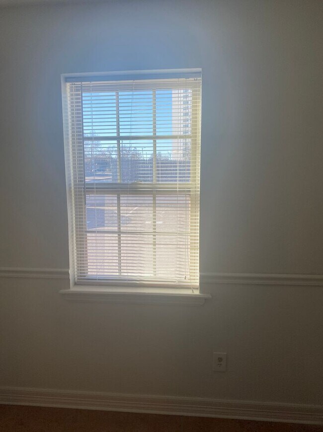 Building Photo - Great 2 Bedroom Condo !