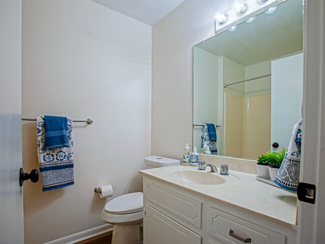 Building Photo - 2202 Aberdeen Dr