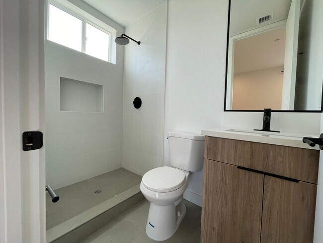 Building Photo - JUST COMPLETED MODERN TOWNHOMES! Never Liv...