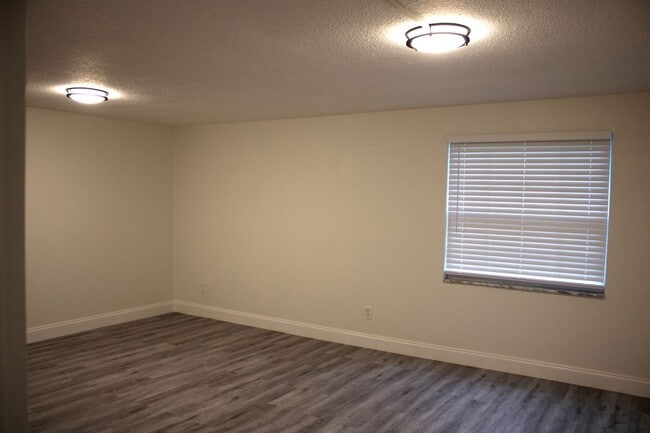 Building Photo - Spacious 4 Bedrooms and 2.5 bath FULLY REN...