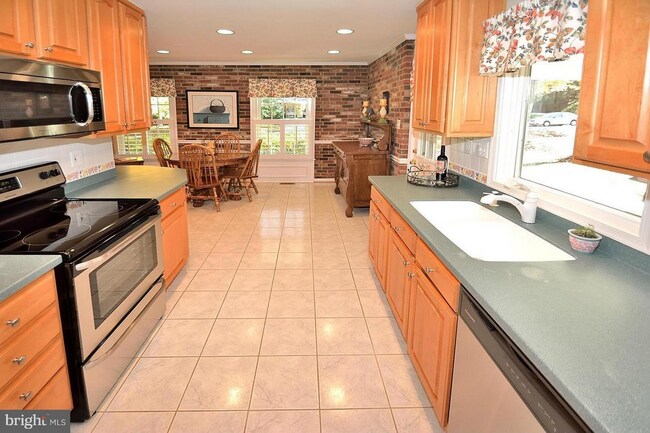 Building Photo - 610 John Marshall Dr NE