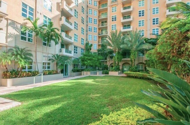 Building Photo - 403 S Sapodilla Ave