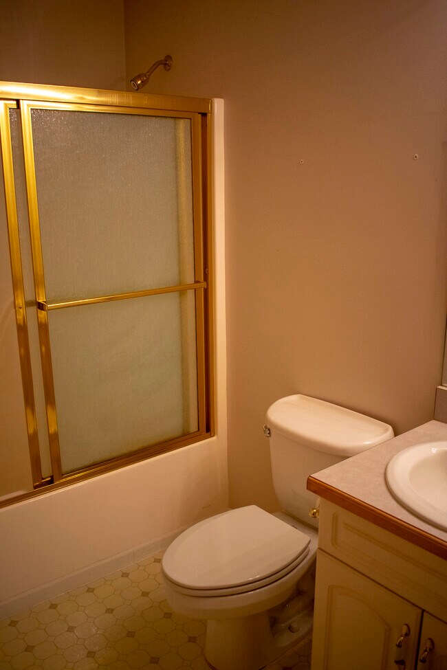 bathroom - 122 N 11th St