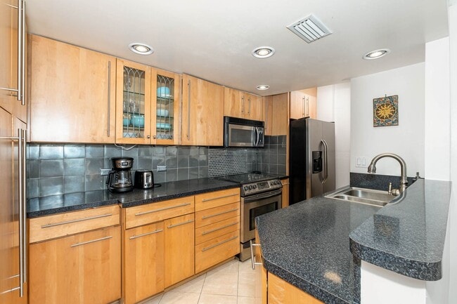 Building Photo - Beautiful furnished Ocean front condo available after April 2026 to December 2026