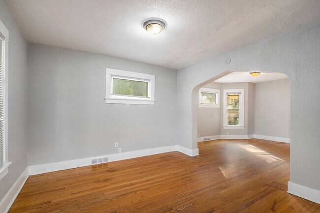 Building Photo - 3 bed/1.5 Bath Single Family Home