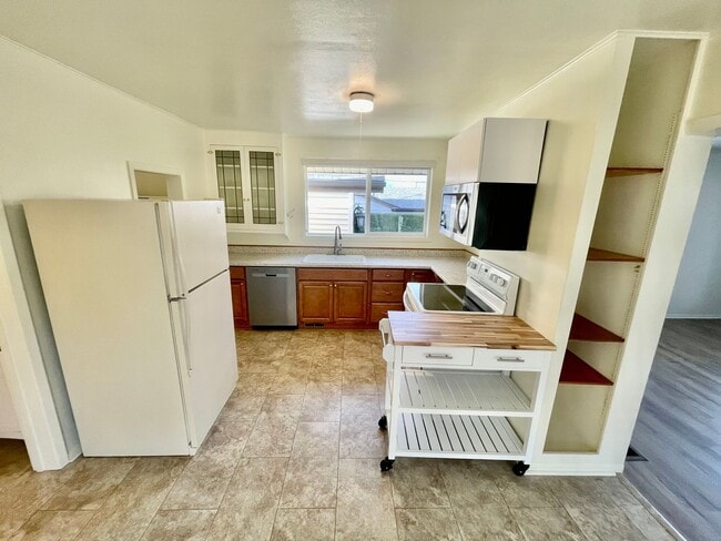 Building Photo - Are you looking for a short 4 Month Lease? Discover 2BD/2B Single-Family Home!
