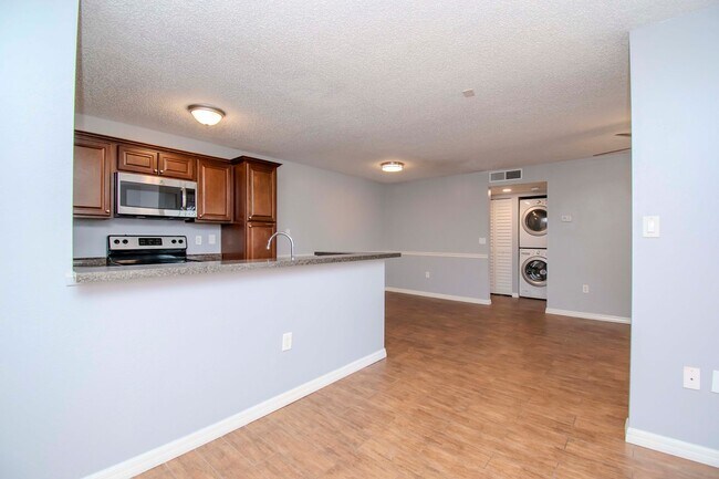 Building Photo - 1BR + Den Condo with Exclusive Move-In Incentive
