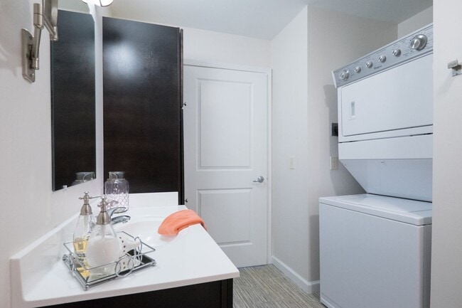 Building Photo - Top Floor Corner 2 Bedroom with Wooded View