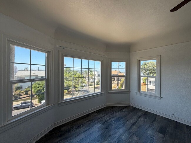 Building Photo - 2616 Edgehill Dr