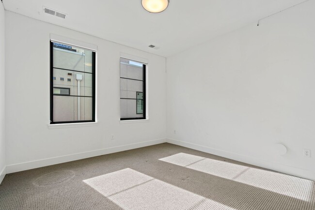 Building Photo - LUX 3BD, 5BA Townhome Near Cherry Creek, C...