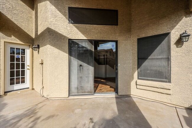 Building Photo - LOCATION! LOCATION! LOCATION! 3 BEDROOM, 2...