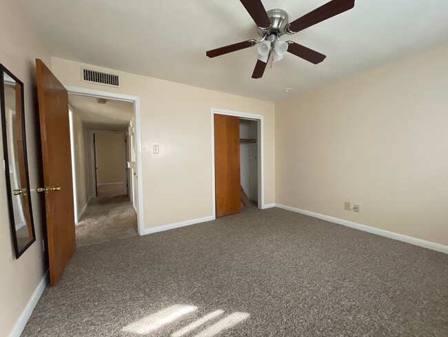 Building Photo - For Rent: Cozy 2 Bed 1 Bath Home Close To ...