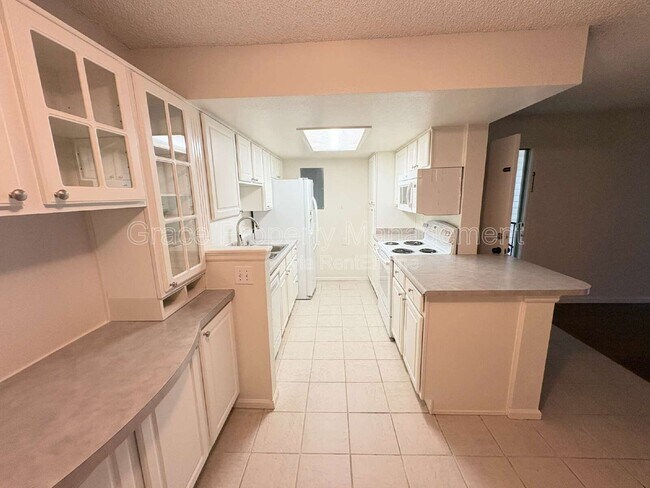 Building Photo - 8555 E Fairmount Dr