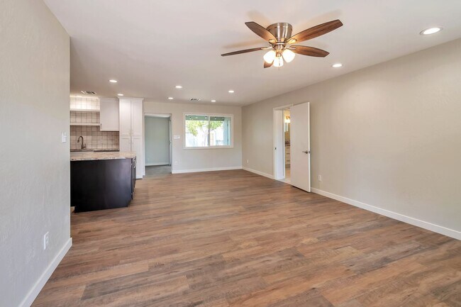 Building Photo - Amazing house on huge lot near ASU